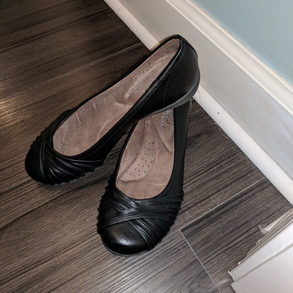 Classic black flat